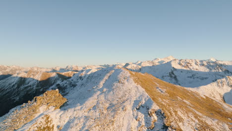 el sol brilla en la cumbre del monte noble en valais, suiza