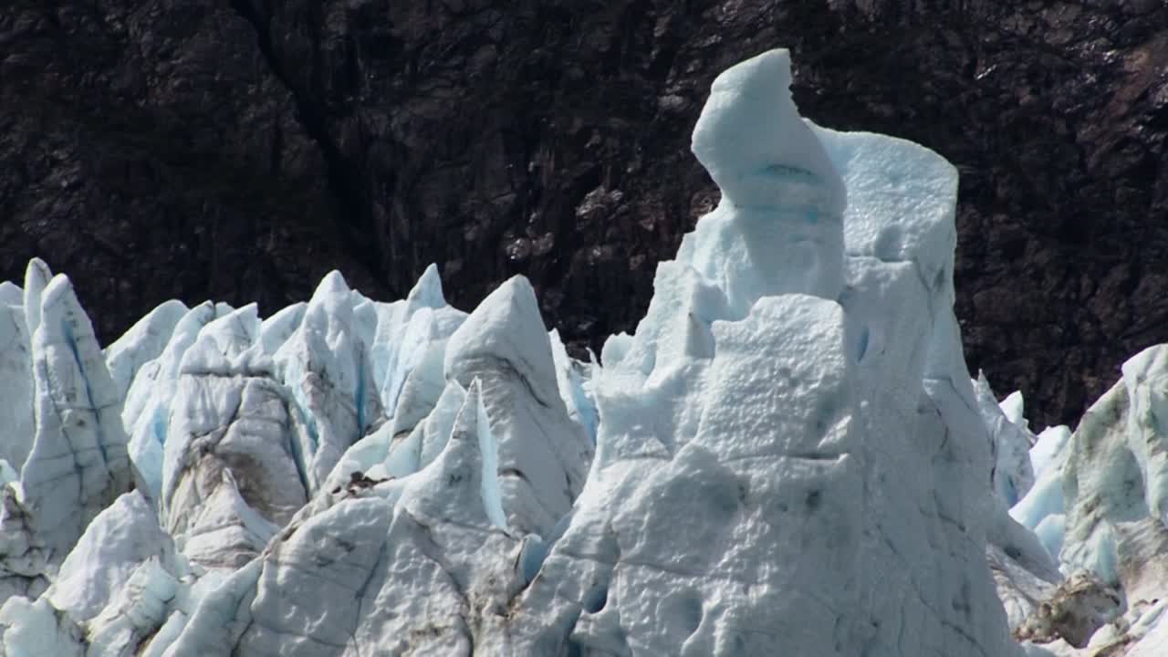 margerie glacier 위에 놀라운 들쭉날쭉 한 얼음 봉우리가 독특한 모양을 형성합니다.