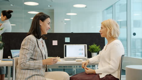 mujeres de negocios en una reunión