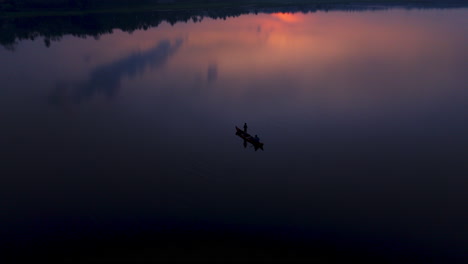 Morgenlandschaft-In-Den-Backwaters-Von-Kerala,-Wunderschöner-See-Bei-Sonnenaufgang,-Spiegelungen-Auf-Dem-See