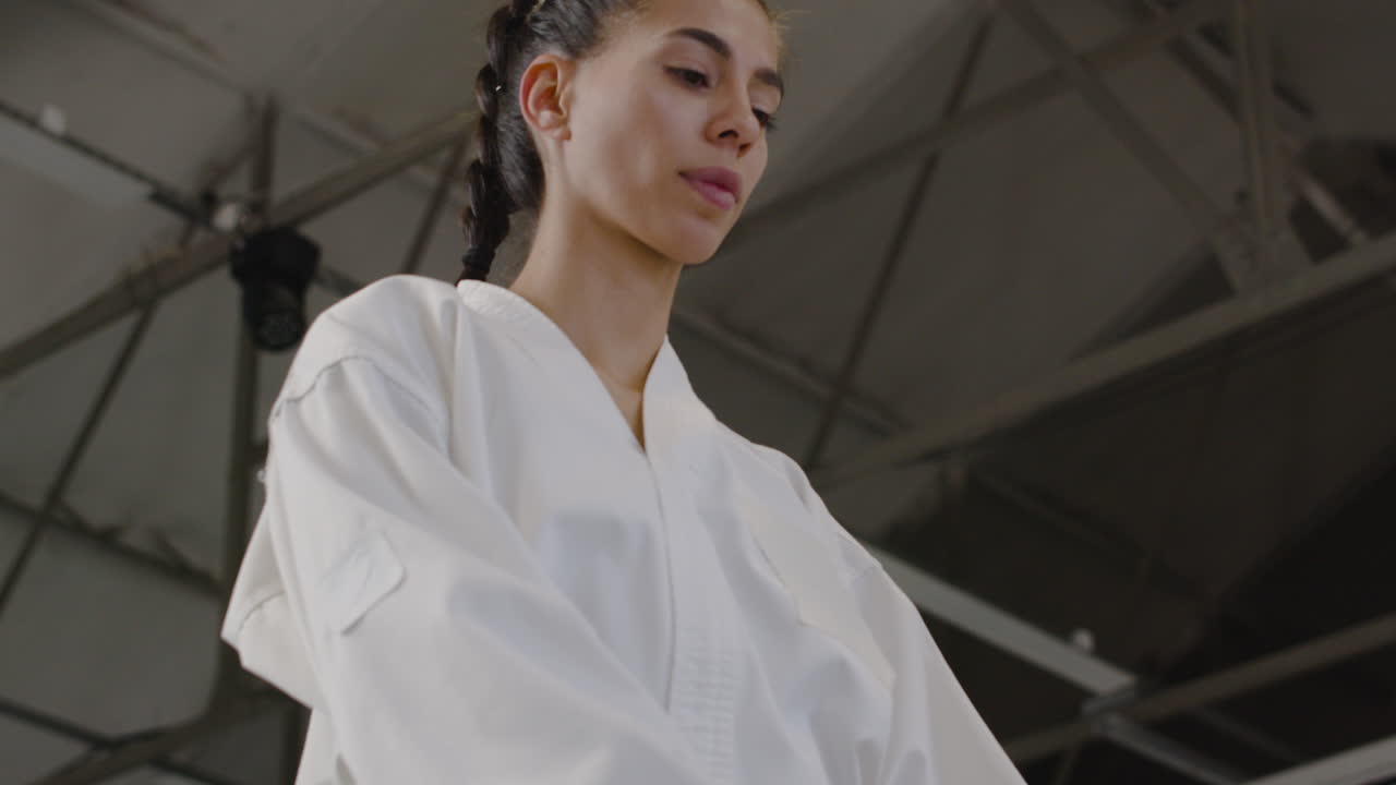 два человека начинают драться.