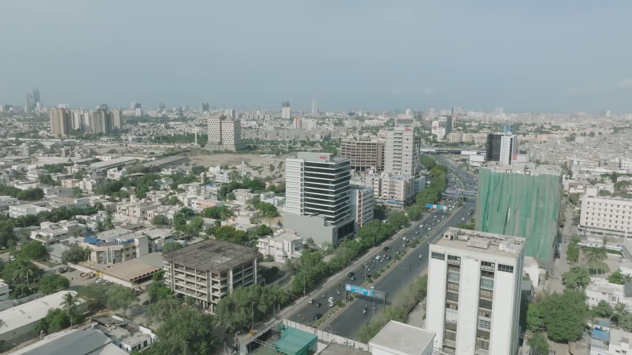shahrah-e-faisal road en karachi, pakistán aerial sobre la carretera principal y la ciudad