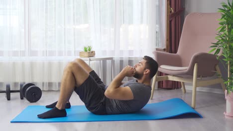 hombre haciendo ejercicios en casa haciendo abdominales.