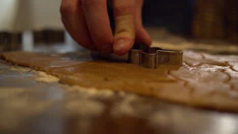 masa de pan de jengibre aplanada cortada con forma de corte de conejito