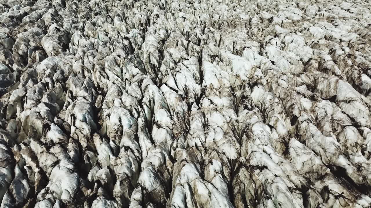 ⁇ 은 날 에 아이슬란드 빙하 의 짜여진 얼음 위 에서의 공중 전망