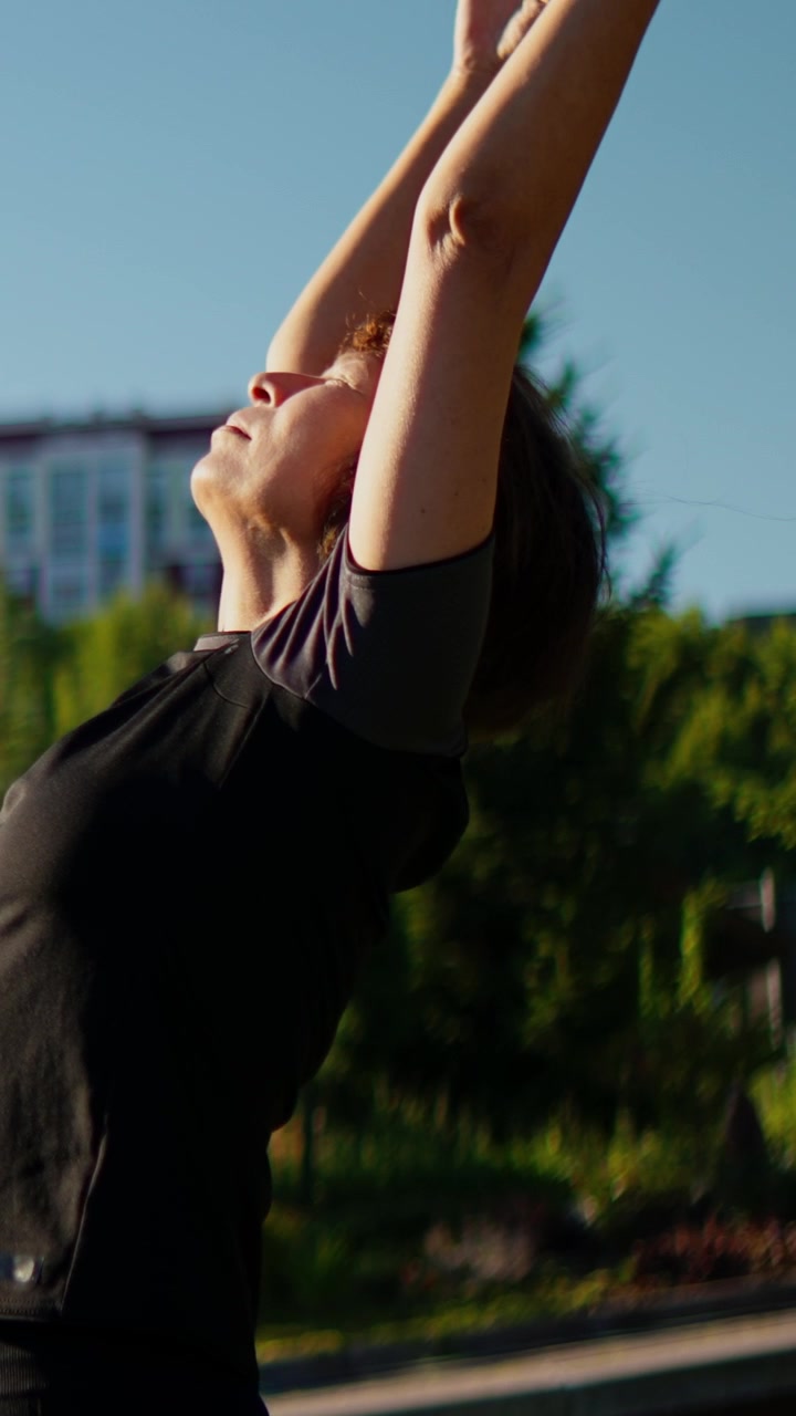 Mujer madura practicando yoga al aire libre con la luz de la mañana