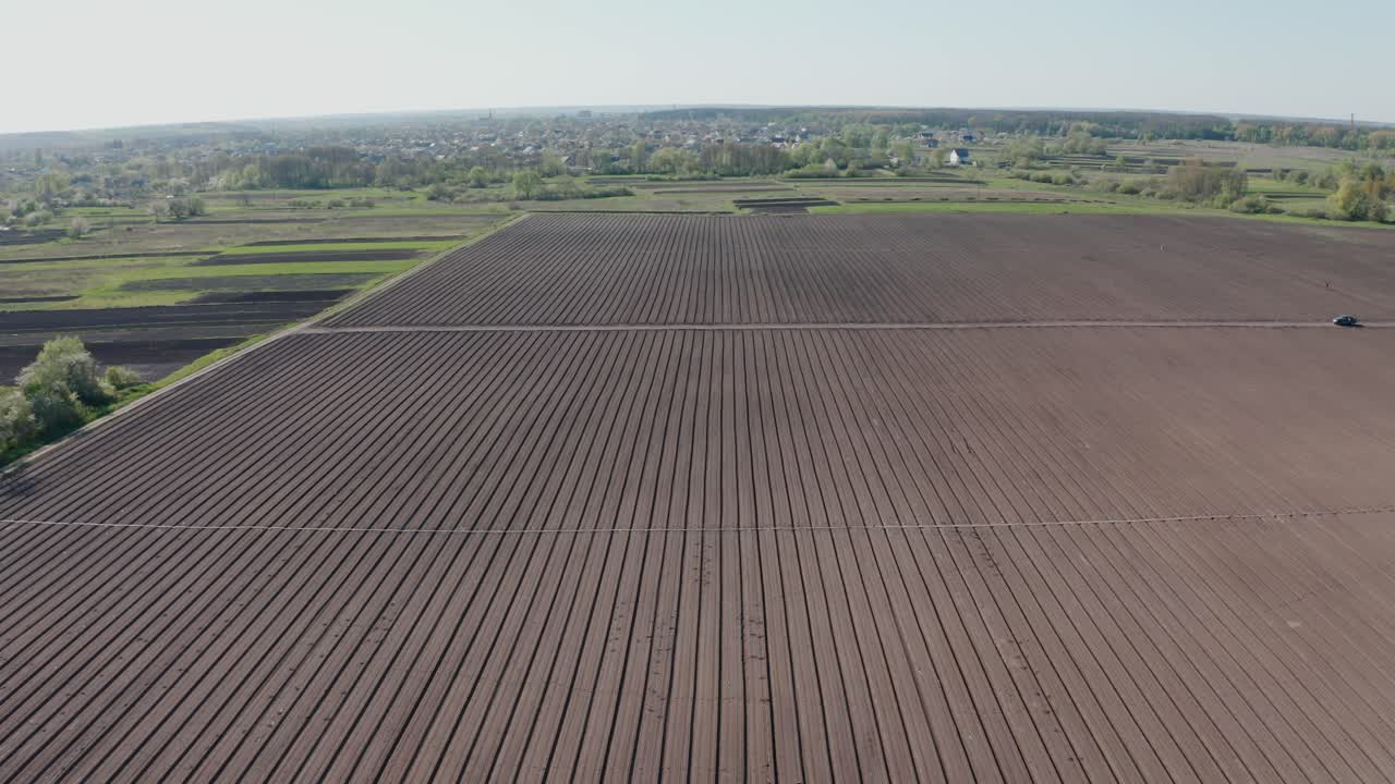 vista de un campo agrícola arado y cultivado. el campo agrícola está listo para plantar y sembrar.