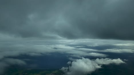 POV-Volando-En-Un-Espectacular-Cielo-Invernal-Lleno-De-Nubes-Grises-Cerca-De-La-Costa-Mediterránea,-Tomado-Desde-La-Cabina-De-Un-Avión