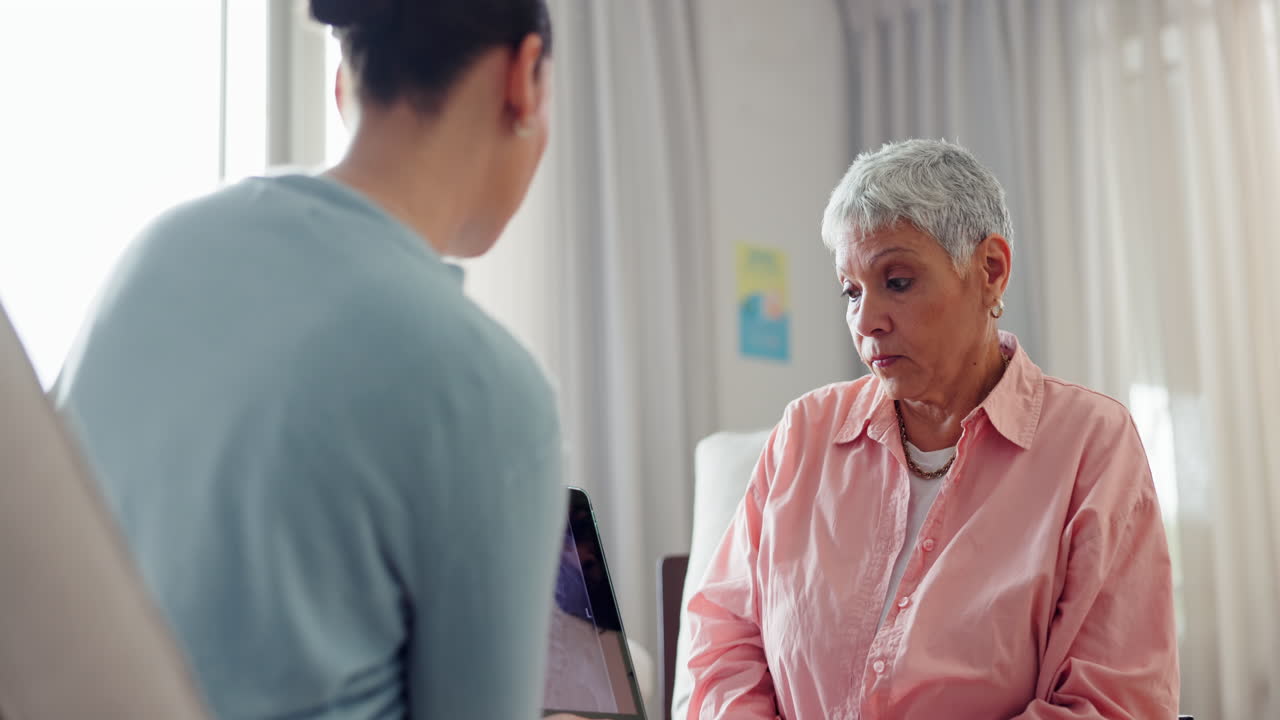 médico, mujer mayor y tableta para rayos x