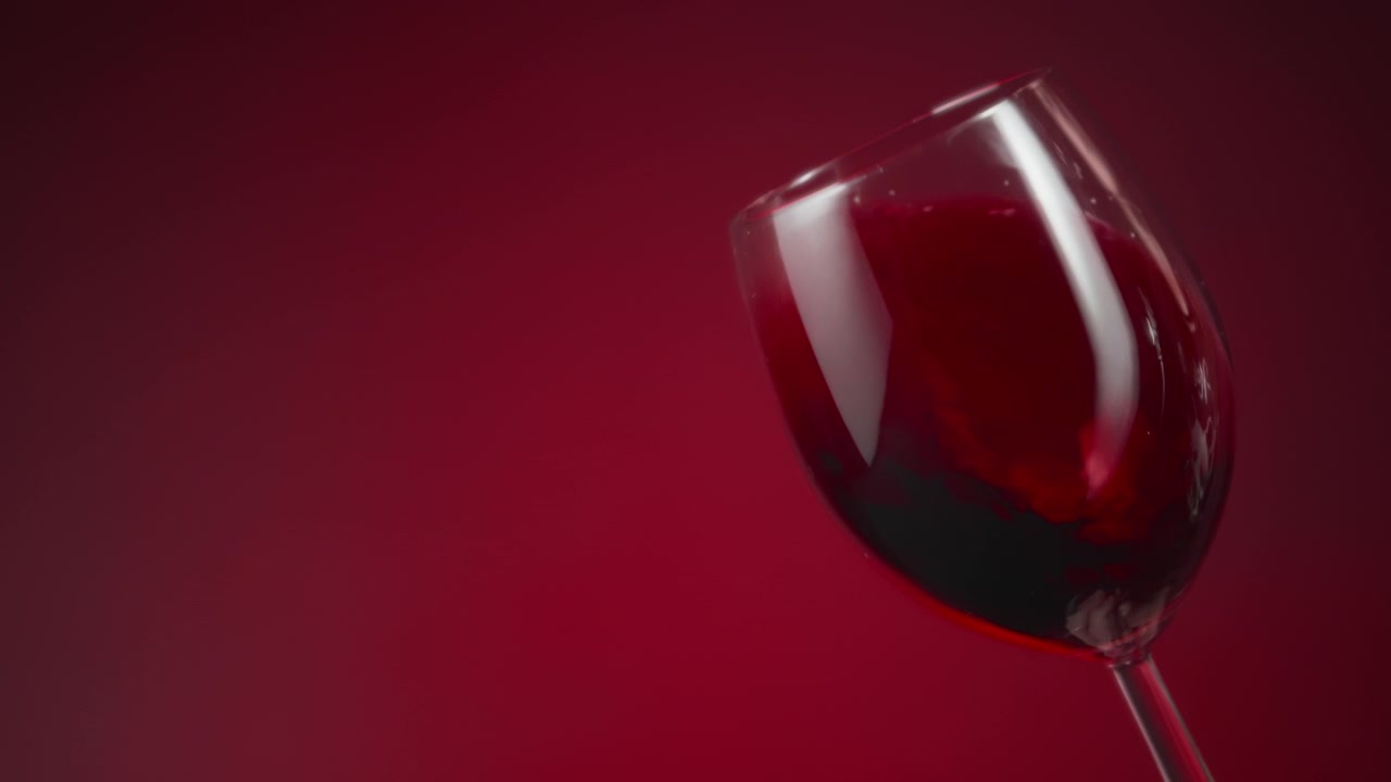 Vino rosso che volteggia nel bicchiere