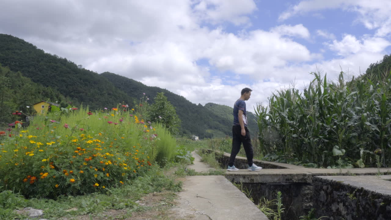 마을 사람이 작은 다리 위를 걷고 있다