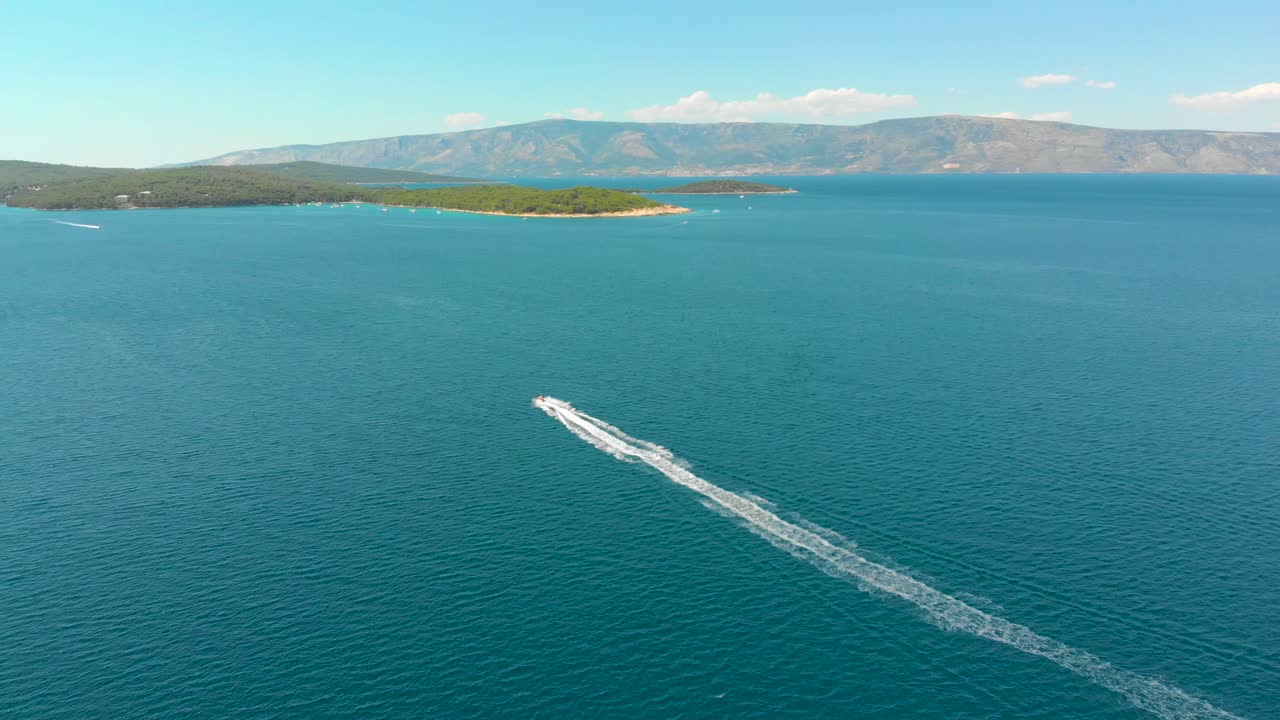 barco en el mar mediterráneo viajando por la costa de la isla de croacia