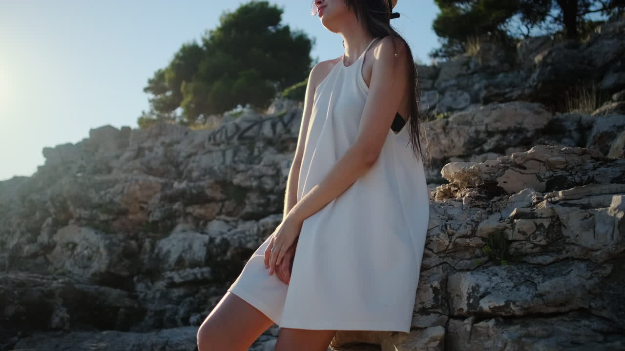 바위 에  드레스를 입은 여자