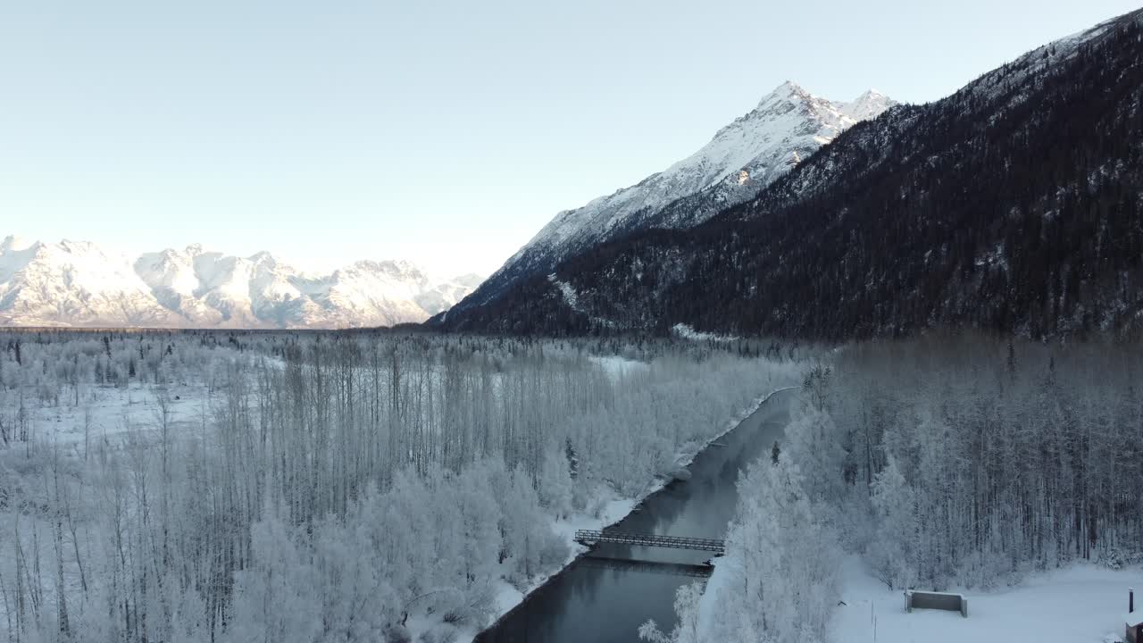 4K-ilmakuvaa Eklutna Tailrace -kanavasta, Palmer, Alaska, talvi 2021.