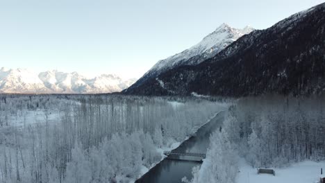 4K-Luftaufnahmen-Des-Eklutna-Tailrace,-Palmer,-Alaska,-Winter-2021