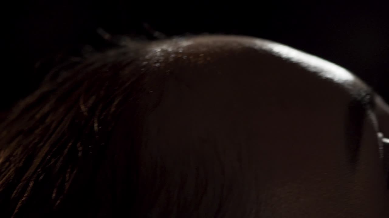 어두운 나무와 머리카락의 클로즈업