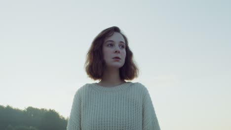 joven en un campo al amanecer