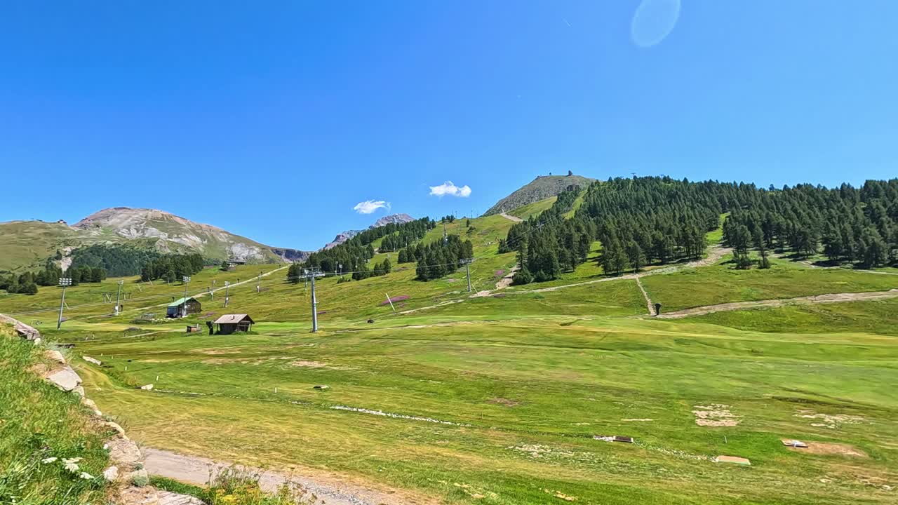 спокойный пейзаж на склоне холма с чистым небом