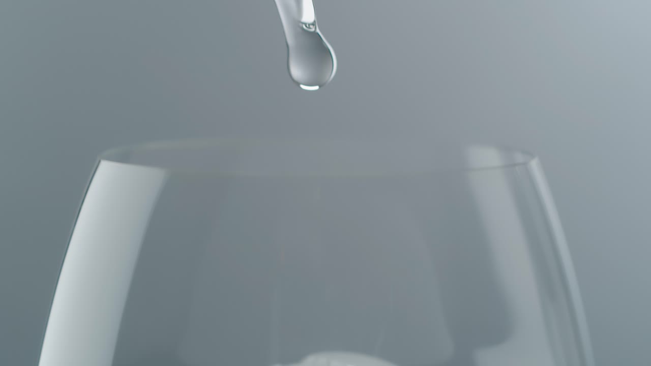 verter la bebida en la bebida con detalle de hielo