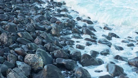 las rocas costeras parecen pulidas, las olas del océano fluyen, en cámara lenta