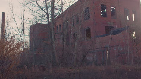 Ruinas-De-Una-Antigua-Fábrica-De-Ladrillos-En-Un-Día-De-Otoño-Al-Atardecer