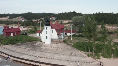 Historischer-Punkt-Betsie-Leuchtturm-In-Frankfort,-Michigan-Gelegen-Am-See-Michigan-Mit-Drohnenvideo-Nahaufnahme,-Die-Sich-Seitwärts-Bewegt