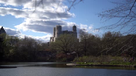 Vista-Desde-El-Parque-Central-Desde-El-Estanque-De-Tortugas-En-La-Renovación-De-Beresford,-Nueva-York,-Estático