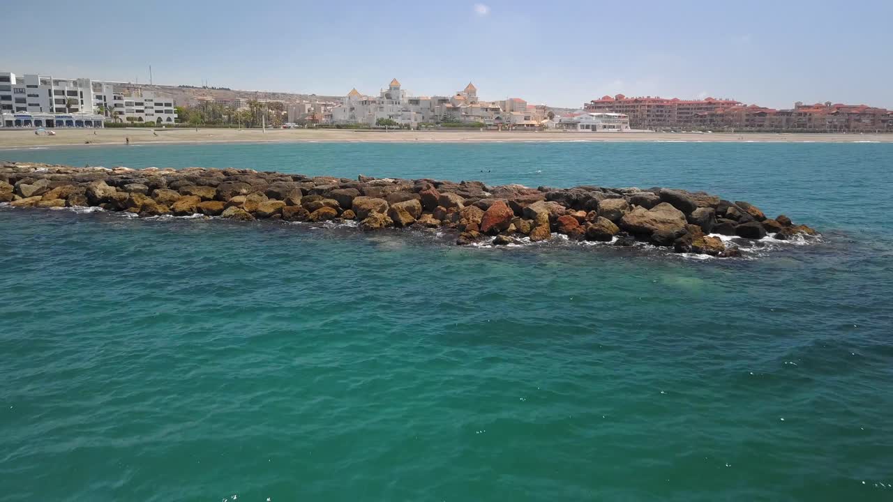 La cittadina di Almerimar ad Almería durante una soleggiata giornata estiva.