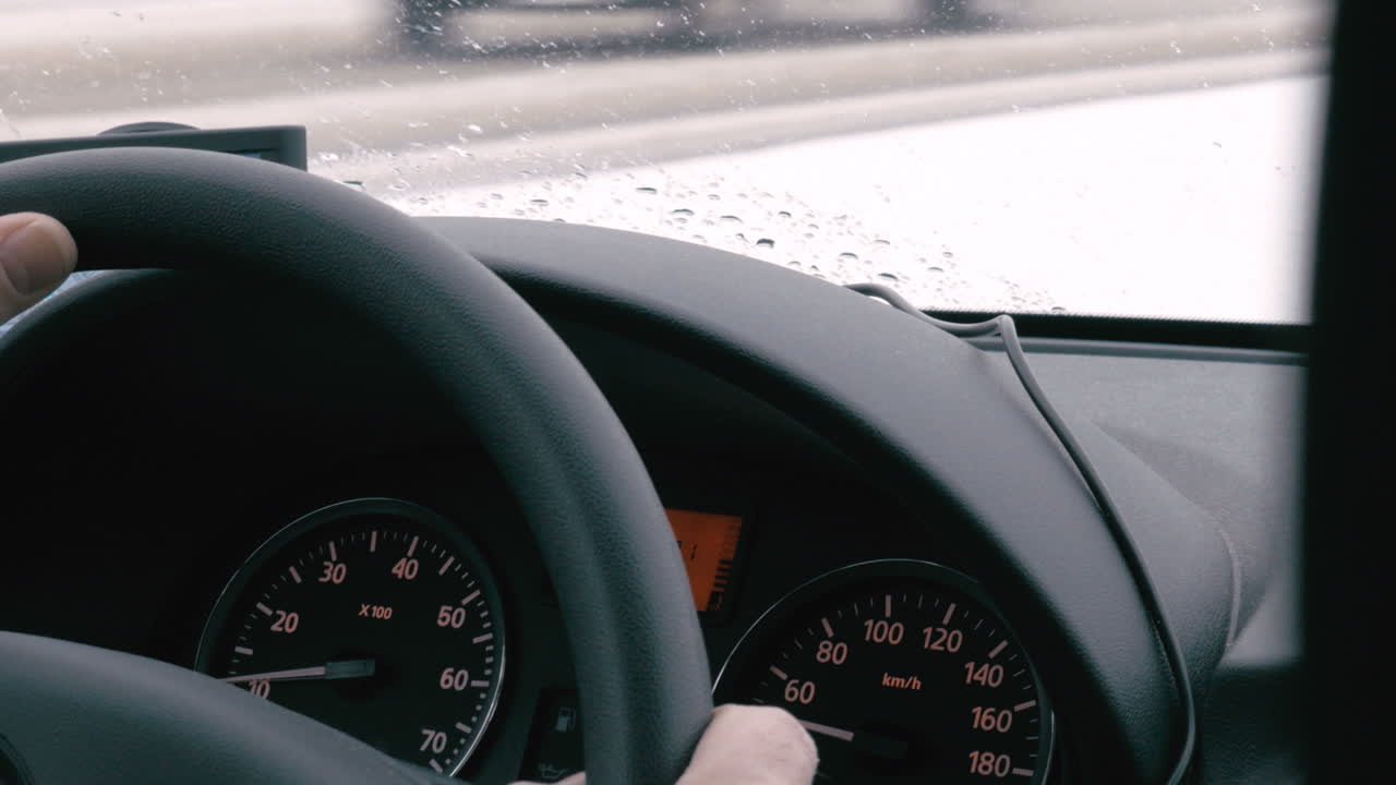 겨울에 자동차로 여행하는 것