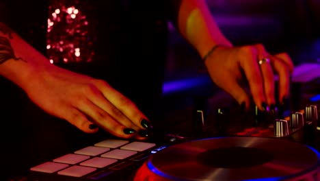 dj chica tocando en un club nocturno en cámara lenta