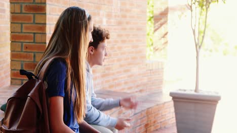 Frustrierter-Junge-Auf-Dem-Campus