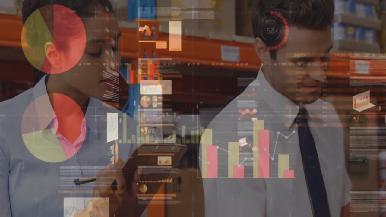 Statistische Datenverarbeitung im Kontext von diversen männlichen und weiblichen Vorgesetzten, die den Lagerbestand im Lager prüfen.