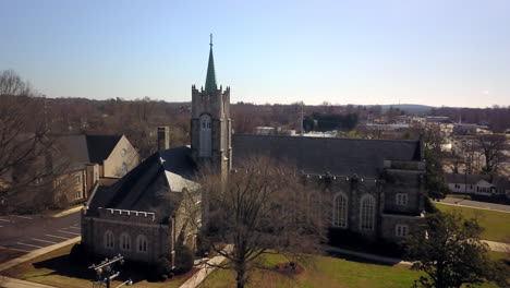 Hermosa-Iglesia-De-Piedra-En-Thomasville,-Carolina-Del-Norte...-Antena-4k