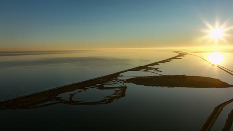 Mittelmeerantenne:-Sonnenbeschienene-Küstenstraße-Bei-Sonnenuntergang.