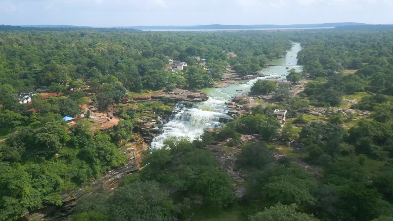 cascada rajdari devdari y la presa latif shah y el lago chandraprabha vista aérea