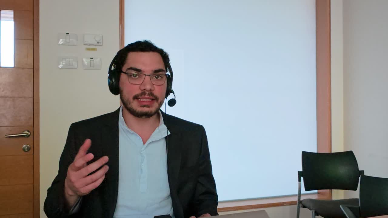 Fondatore di startup che si rivolge al suo team a distanza
