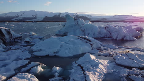 Antena:-Apenas-Evitando-Una-Colisión-Con-Un-Enorme-Iceberg-En-El-Río-Glaciar