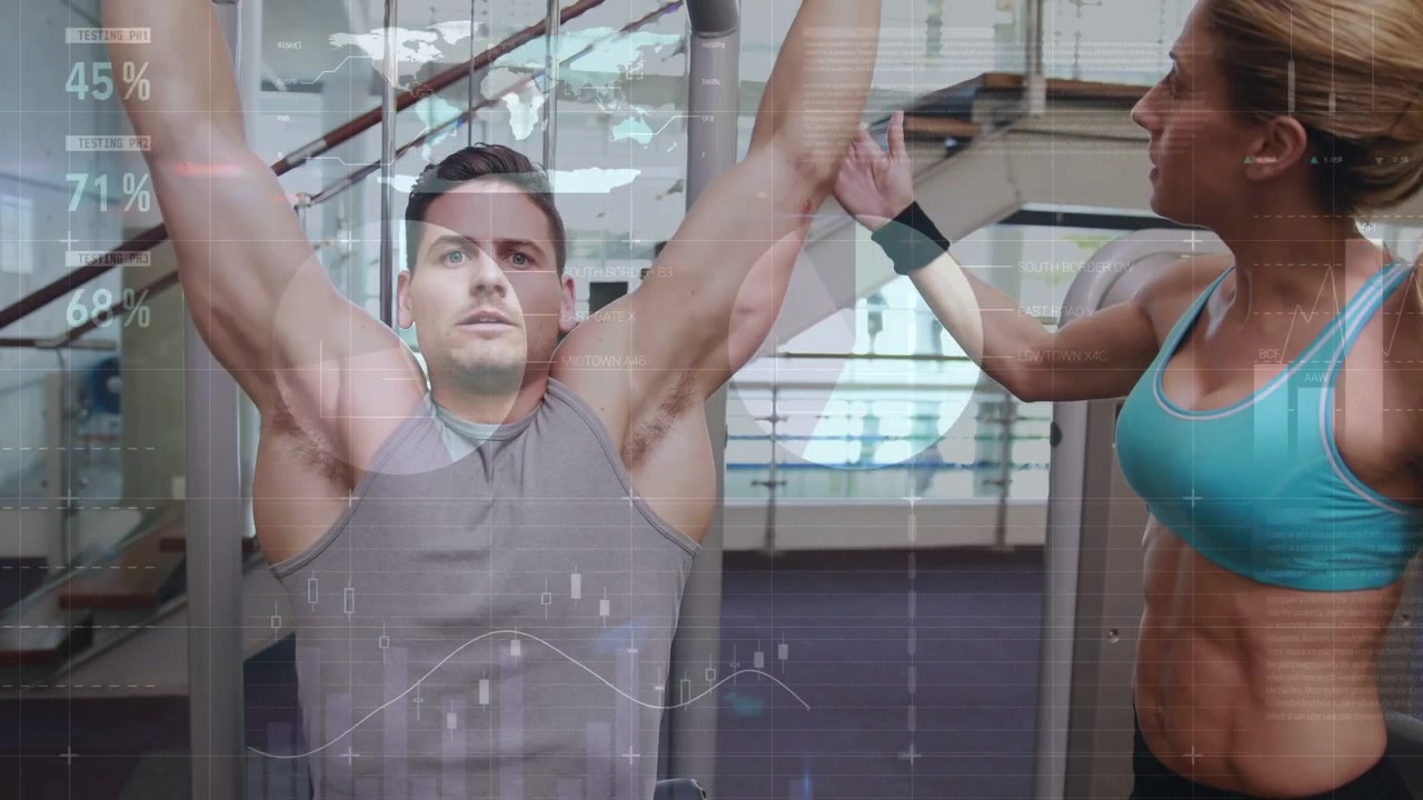 Klient greift eine Stange über dem Kopf, zieht sie zur Brust, während ein Fitnesstrainer das Handgelenk führt und ein HUD die Haltung verfolgt.