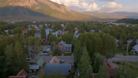 Aerial-of-Crested-Butte-with-trucking-left-over-neighborhood-houses,-streets-and-buildings