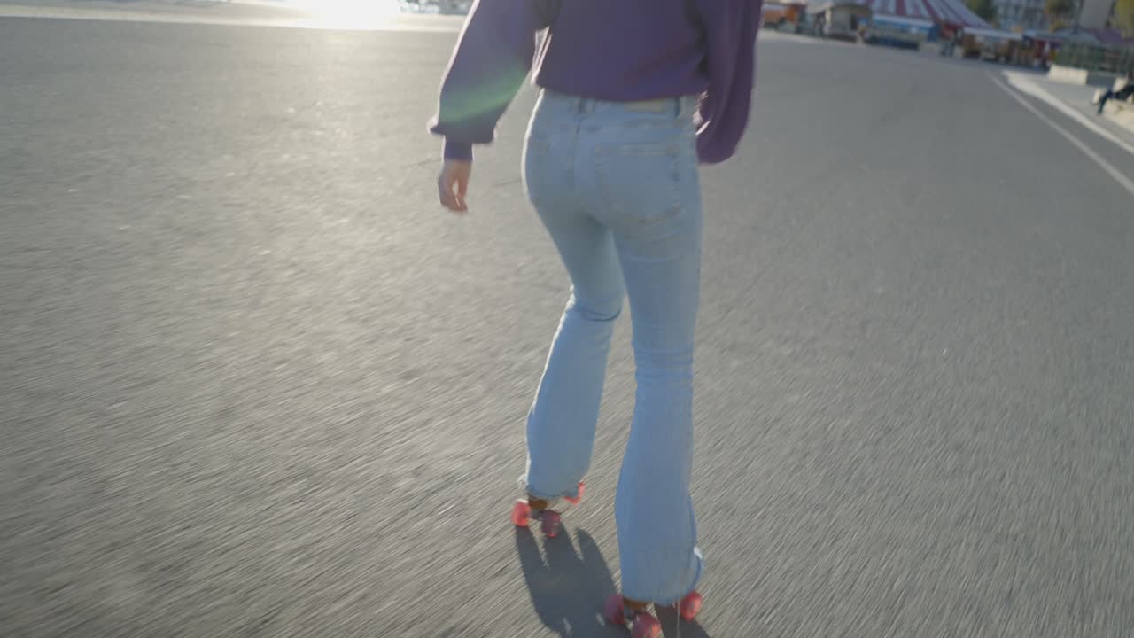 도시 에서 롤러 스케이팅 을 하는 여자