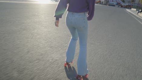mujer patinando en la ciudad