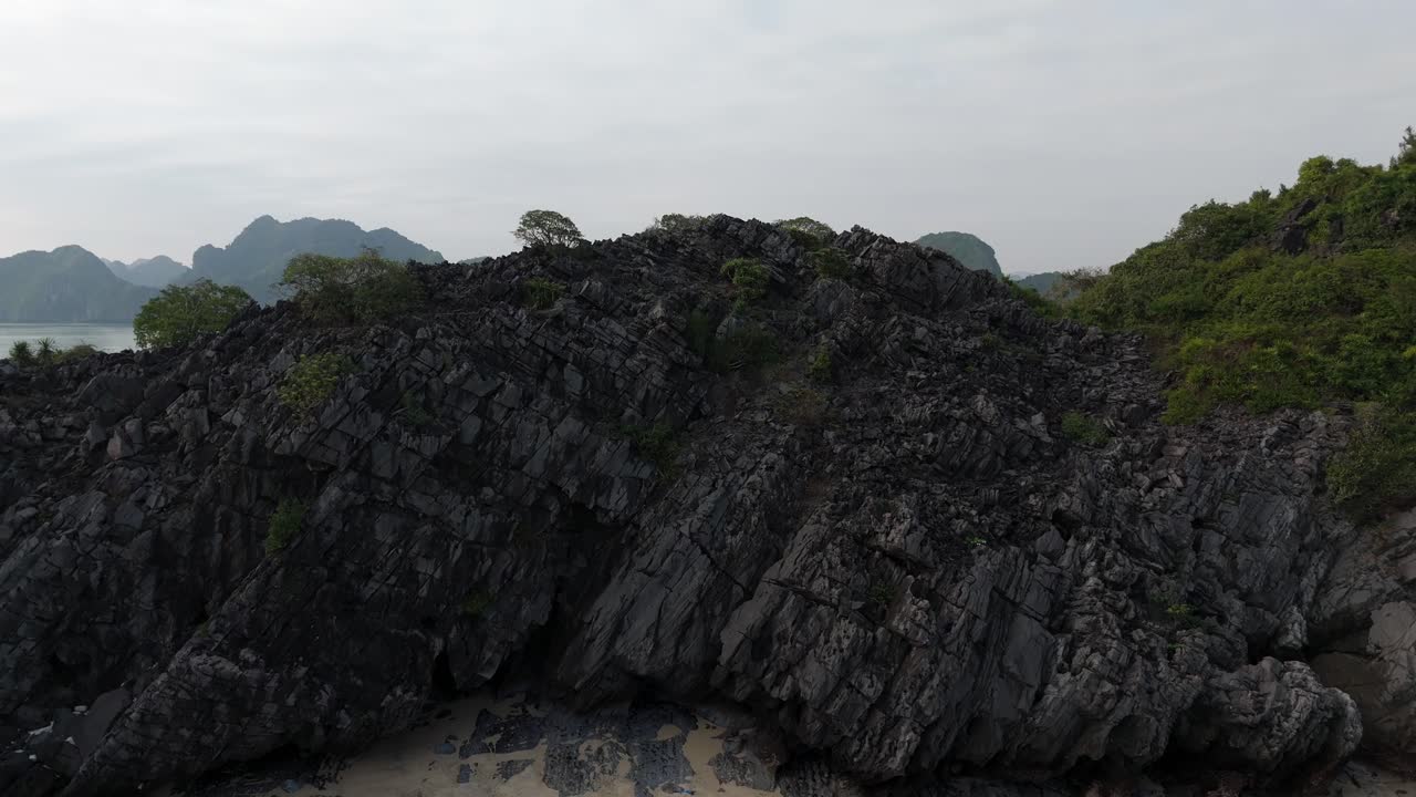 Pemandangan Udara Pulau Monyet di Teluk Ha Long, Teluk Lan Ha di Vietnam di antara Pulau-pulau Pegunungan Karst dengan Kapal Pesiar