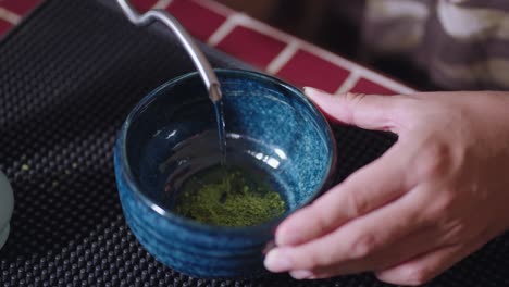 la preparación del té verde matcha