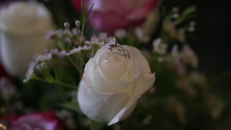 Zeitlupenaufnahme-Des-Eherings-Einer-Braut,-Die-Auf-Einem-Blütenblatt-Auf-Einem-Blumenstrauß-Sitzt