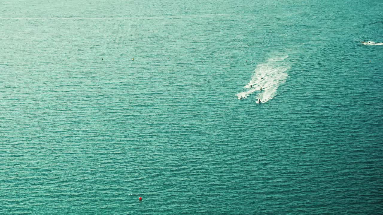 motos de agua en el agua