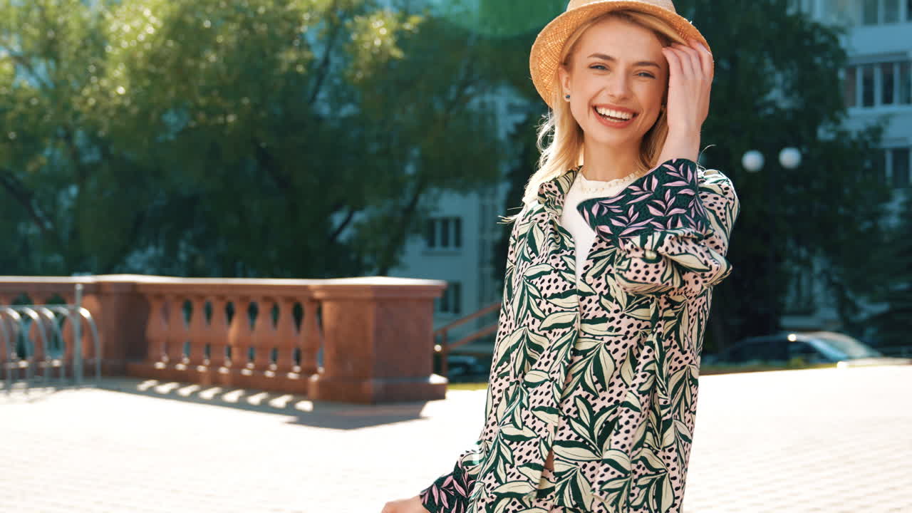 mujer elegante en un parque de la ciudad
