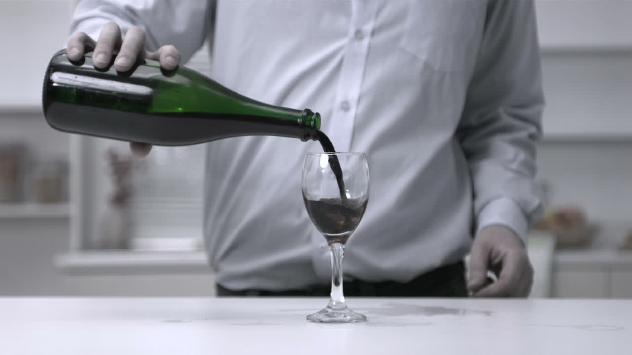 Uomo che versa del vino in un bicchiere