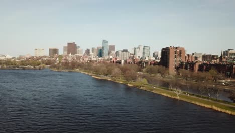 Río-Charles-Con-La-Explanada-Y-El-Canal-Con-Vistas-Al-Horizonte-Del-Centro-De-Boston-En-Massachusetts,-Estados-Unidos-En-Primavera