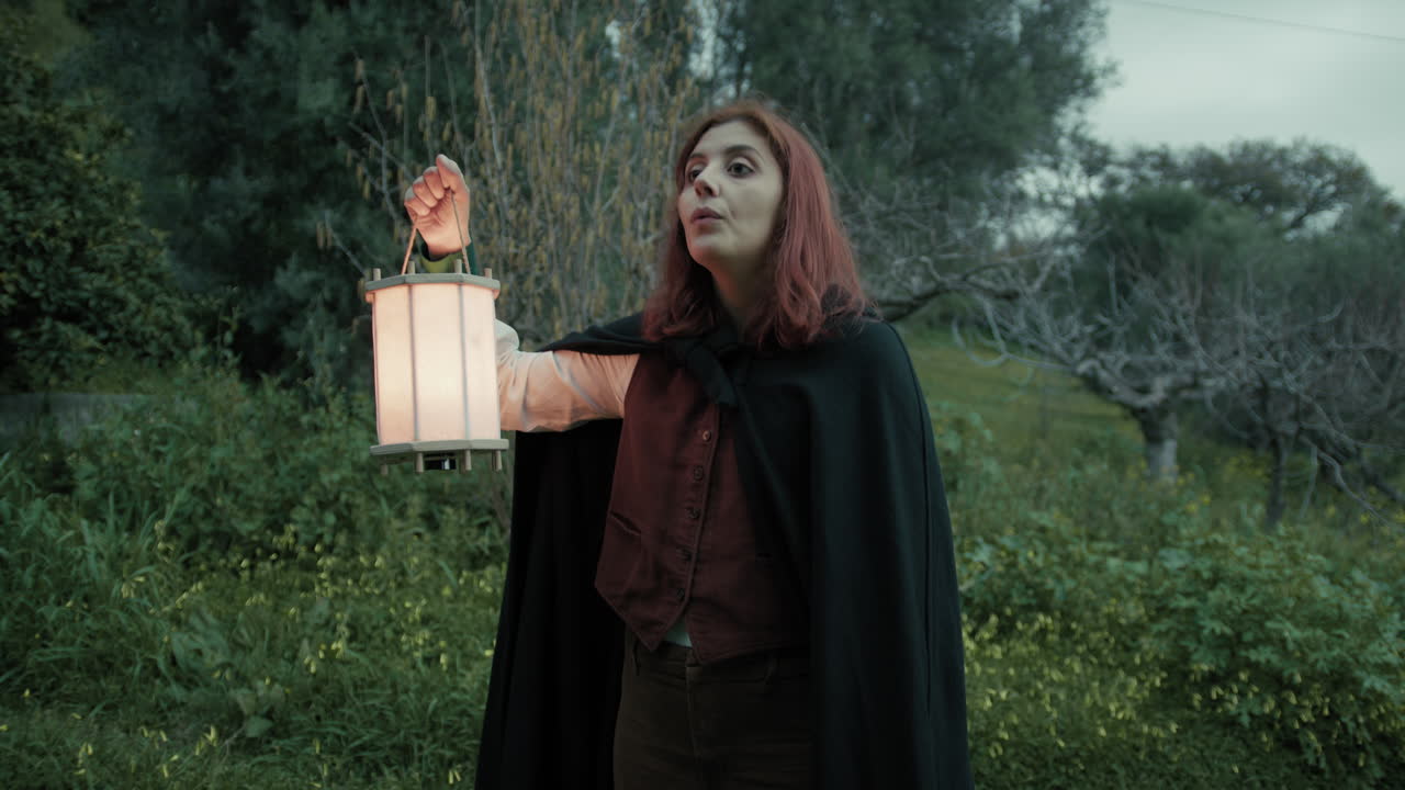 el misterio del bosque encontrado por una mujer con una linterna medieval