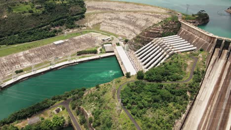 Filmische-Drohnenaufnahmen---Seitwärts-über-Den-Fluss-Fliegend-Und-Ein-Hydroelektrikum-In-Minas-Gerais-In-Brasilien-Zeigend